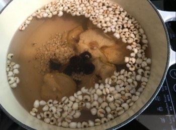 step2: 生、熟薏米洗淨，浸水1小時
雪梨乾及紫無花果洗淨，無花果一開二
水滾後放入材料大火煲5分鐘，轉小火煲45分鐘，完成