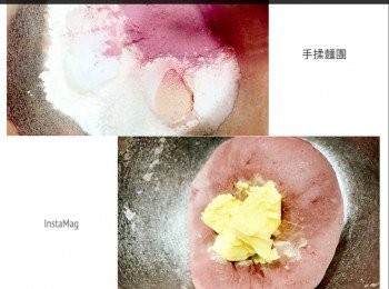 step3: C ) <span class="group_3">麵團部分</span>
大盆中加入麵粉,紫薯粉, 糖及酵母混合好, 加水及雞蛋拌成麵團, 用手揉壓麵團大約30分鐘至光滑 (3光 - 手光, 盆光, 麵團光), 加入室溫牛油繼續揉壓, 直至麵團完全吸收牛油後變得有彈性能拉出薄膜,蓋上濕毛巾發酵1小時, 發酵好後取出麵團揉壓排氣, 灑些麵粉在烘焙墊上防痴, 分成5等份後每份搓成球狀, 蓋上濕毛巾休息15分鐘