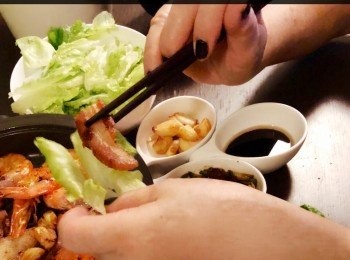 step6: 吃時可以將一塊生菜，加上一塊豬腩肉或蝦和蒜頭及韓國泡菜一起食，大吃一頓自家燒烤。



想知道我更多食譜，可去我Facebook 專頁。
https://m.facebook.com/carlineki/