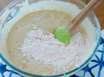 step2: 再篩入麵粉、吉士粉、泡打粉和梳打粉，用膠刮輕力拌勻