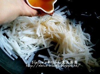 step7: 逐少加入冬菇水用中火拌勻炒至收乾水份