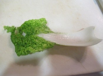 step1: 奶白菜洗淨瀝乾,分梗與葉片,梗斜切,葉片段切備用.