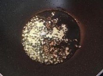 step3: 熱鍋後下橄欖油，炒香蒜末；