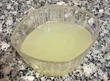 step8: 檸檬擠成檸檬汁備用；