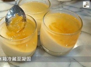 step4: 連同果肉一同倒入牛奶布丁上，再次放入冰箱冷藏至凝固，即可食用