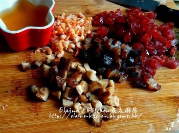 step3: 蝦米切碎 , 短臘腸同臘肉用熱水沖一沖洗切粒 , 冬菇切粒 , 浸冬菇水留起