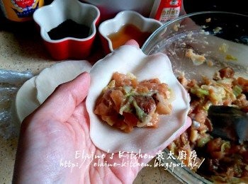 step7: 將適量的餡料放在餃皮上 , 用水對摺封口