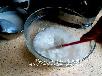 step8: 加入米漿拌勻 , 再用隔篩隔至冇粉粒後靜待30分鐘
