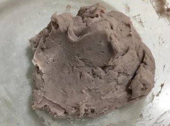 step2: 趁熱拌入細砂糖，用飯匙、打蛋器等將芋頭搗碎備用。