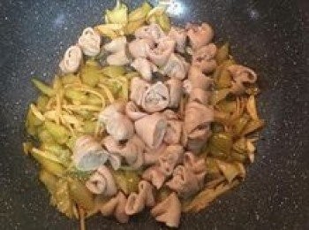 step8: 放入大腸拌炒，