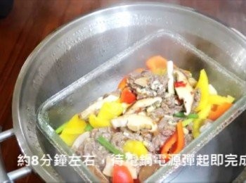 step5: 約8分鐘左右，待電鍋電源彈起即完成