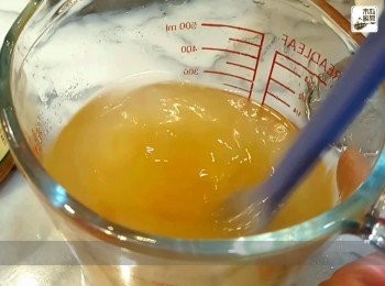 step3: 寒天凍粉用暖水拌至溶解，高島蜂蜜柚子茶加入暖水、寒天溶液，攪拌均勻