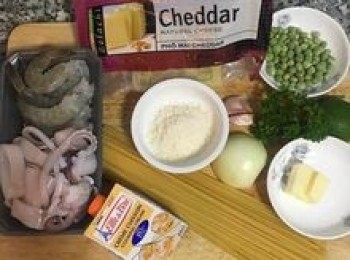 step1: 鮮蝦去殼除泥腸；透抽剝除表皮洗淨切圈狀；青豆仁洗淨備用；洋蔥切小丁；蒜頭切末；切達起司磨成條狀，帕馬森起司磨成粉狀；巴西里葉用冷開水洗淨擦乾備用。檸檬擠汁備用。