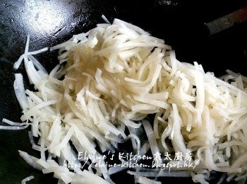 step8: 再加入冬菇水拌勻 , 再炒至水份收乾