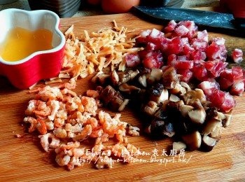 step2: 蝦米用水沖一沖洗及瀝乾後切碎 , 冬菇切粒 , 臘腸用熱水浸數分鐘後切粒 , 瑤柱撕成絲(浸瑤柱水留起)