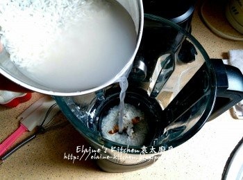 step2: 翌日將米連浸米水放入美的破壁機內蓋上蓋