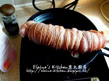 step9: 將雞卷放入美的早餐機的煎pan上 , 按<煎餅>功能煎至雞卷兩面金黃色