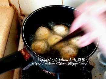 step9: 燒紅油鑊 , 將鯪魚球放入油鑊內 , 用筷子拌勻防黏埋一團