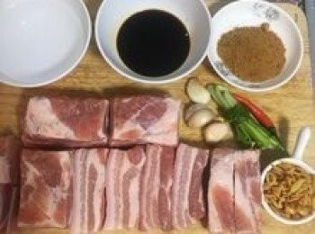 step1: 豬肉挑選肥瘦適中的三層肉，買回來後洗淨擦乾，放冷凍庫冰約10-15分鐘後，豬肉變略結實，這樣較好切；切成自己需要的長度後，再切成自己需要的厚度；蒜、蔥、辣椒洗淨備用。