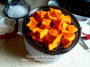 step2: 美的早餐機的煲仔加入2杯水 , 放上蒸架 , 放上南瓜粒