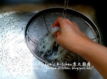 step1: 白飯魚用水沖洗乾淨及瀝乾