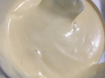step6: 將蛋白分次混入步驟4的蛋黃糊，動作輕且快，完成後裝入已鋪烘焙紙的烤盤備用。
