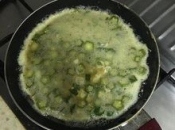 step7: 放入蛋液，中小火煎到底下的蛋液焦香；