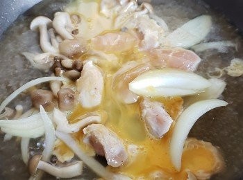 step3: 將爐火較至中火，繼而把雞蛋打好後分兩次加入、 雞蛋熟成程度便要看個人的喜好, 如果是小朋友吃可以全熟無妨、 但是大人食口感上個人喜歡大約八成熟便可以