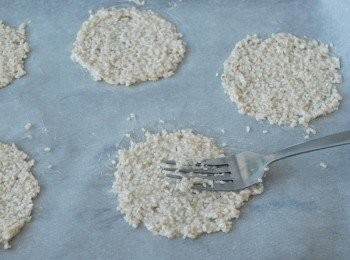 step5: 將一湯匙的麵糊放在鋪有烘焙紙的烤盤上，用叉鋪平，放入已預熱180度C焗爐，烤焗約12-15分鐘或至金黃色即成！