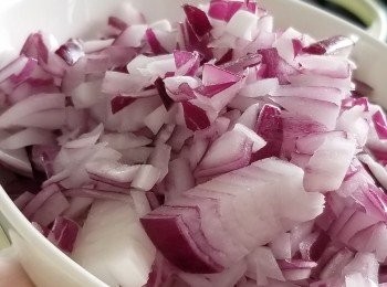 step2: 燒熱鍋，下1茶匙油，將洋蔥及薑粒爆炒至金黃色。