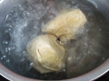 step1: 2個拳頭麵筋先出水煮約3分鐘(水滾計3分鐘)