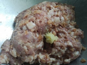 step7: 將薑蓉搓入免治肉內，最後加入浸過魷魚的水，加水後免治肉會變輕，所以水份可加可減。