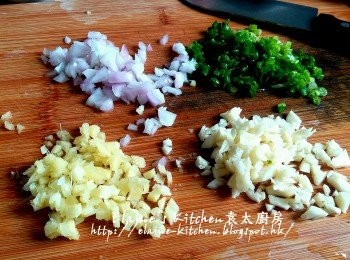 step1: 蒜頭去衣切粒 , 乾蔥頭去衣切粒 , 蔥切粒 , 薑去皮切粒