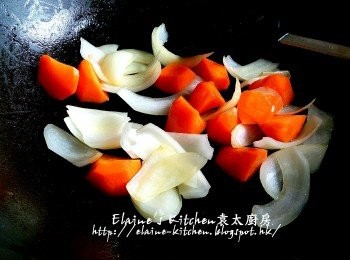step9: 燒紅鑊 , 先爆香甘旬及洋蔥