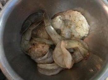 step5: 蝦子用醃料抓勻即可，