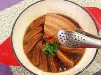 step13: 接著將肉翻面讓皮朝上，再次煮滾滷汁即可。