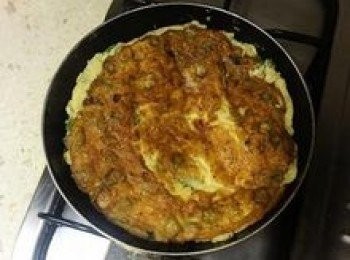 step8: 翻面；除了甩鍋翻蛋，亦可先將蛋滑到盤子裡，再倒扣到鍋子中續煎另一面；