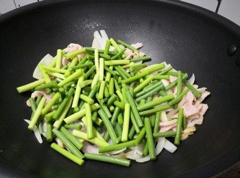 step4: <span class="group_2">豬頸肉</span>8成熟時下蒜心段