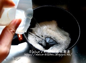 step4: 蒸南瓜期間將西米放入煲內 , 加水浸過面 , 拌一拌勻西米以免黏底