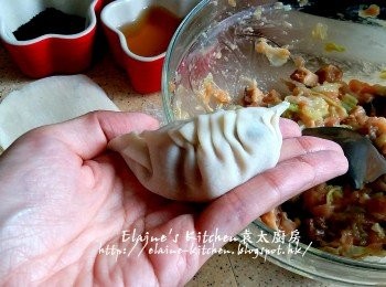 step8: 再由左至右摺成餃子形狀 , 包好的餃子再灑上適量麵粉