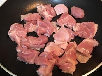 step1: 將雞肉放入鍋中略煎，喜歡入味一點的，雞肉可以先醃過。