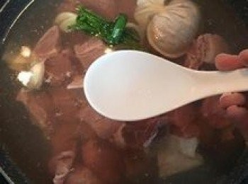 step4: 煮牛肉時記得也要放入米酒喔～