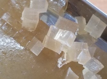 step3: 再冷藏至凝固，切成小粒。