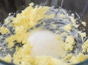 step1: 用電動打蛋器打發牛油，再下砂糖，拌勻。再下雞蛋，拌勻