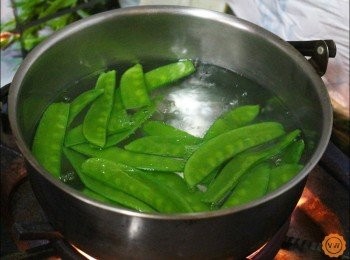 step2: 取一湯鍋將水煮沸之後，再將綠色蔬菜的部份放入汆燙後撈起瀝乾備用。