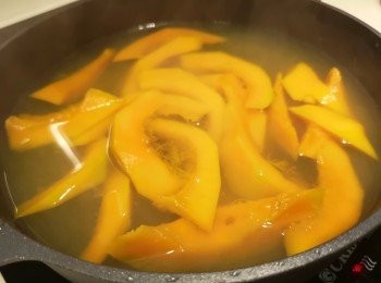 step2: 南瓜用熱水煲約十分鐘。請保留南瓜水備用。
