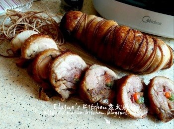 step13: 將雞卷盛起待涼10分鐘後剪去棉繩切件即可