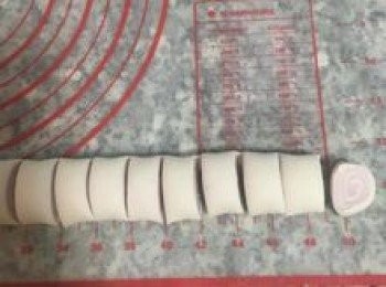 step15: 將麵糰滾成平均的圓棍長條型，去頭去尾後，等分為20顆每顆約20g左右；