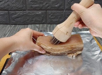 step12: 將腩肉取出， 加刺些孔