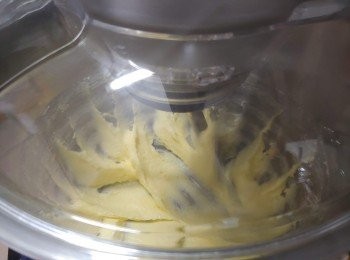 step4: 牛油加砂糖用電動攪拌器打勻至奶白色軟滑忌廉狀